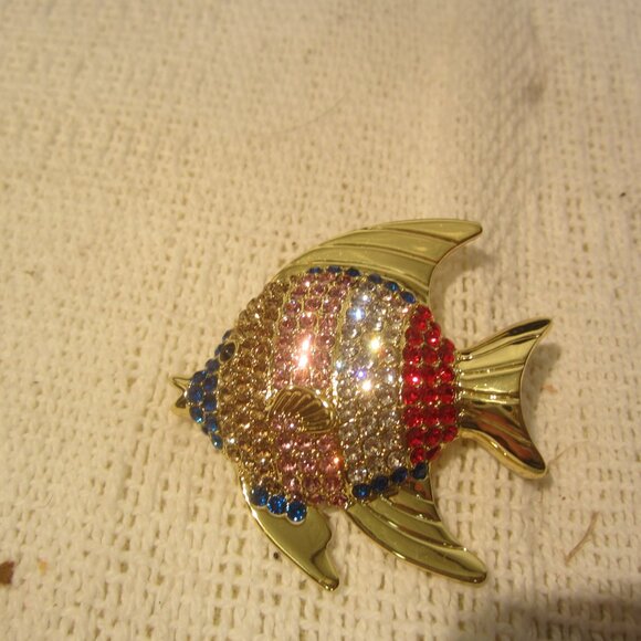 VTG 70'S BEAUTIFUL LARGE GOLDTONE FISH PIN W/MULTICOLOR RHINESTONES - Picture 3 of 4